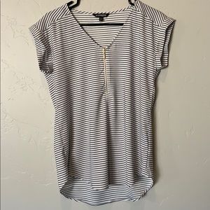 Express v-neck top with zipper detail